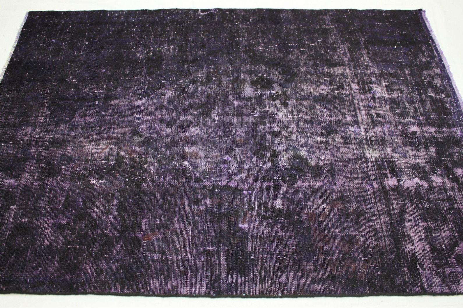 Vintage Teppich Lila Schwarz in 190x130cm (4 / 5) Vintage Teppich Lila Schwarz in 190x130cm (4 / 5)