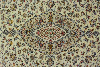 Klassischer Teppich Kashan in 360x240 (4 / 9)