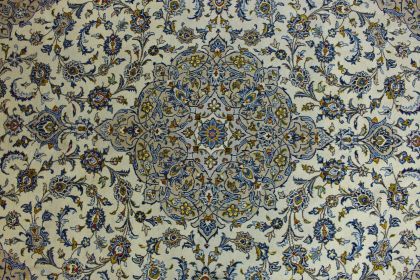 Klassischer Teppich Kashan in 390x280 (6 / 9)