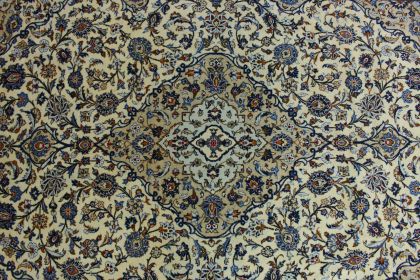 Klassischer Teppich Kashan in 380x240 (5 / 8)